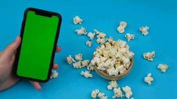 tintje groen scherm telefoon popcorn. hoog kwaliteit 4k beeldmateriaal video