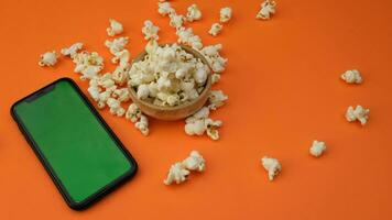 slim telefoon popcorn. hoog kwaliteit 4k beeldmateriaal video