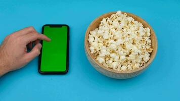 Popcorn Clever Telefon. hoch Qualität 4k Aufnahmen video