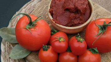 tomaten Plakken biologisch. hoog kwaliteit 4k beeldmateriaal video