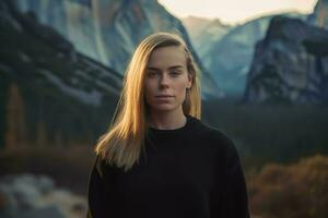 ai generado hermosa sonriente rubia en montaña otoño vista. generar ai foto