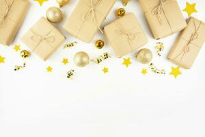 Navidad tarjeta con fiesta decoraciones, regalos en un blanco antecedentes. Navidad modelo. Copiar de espacio. foto