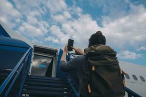 contento atractivo asiático mujer viajero con mochila a el moderno aeropuerto Terminal, Copiar espacio, turista viaje viaje concepto foto