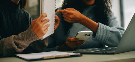 asiático mujer de negocios trabajando en ordenador portátil computadora Mira para trabajo en línea, Lanza libre mirando y mecanografía en cuaderno en mesa, estilo de vida de mujer estudiando en línea foto