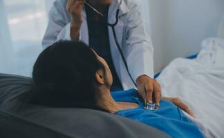 cerca arriba doctor, asiático médico hablar con antiguo hembra paciente acerca de enfermedad síntoma, médico utilizar estetoscopio escuchando pulmón de paciente, mayor salud cheque arriba, felicidad hospital foto