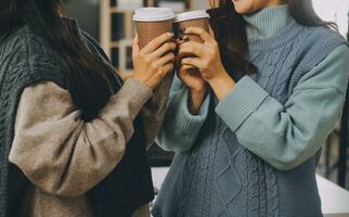 contento colegas teniendo un café descanso en un oficina. grupo de negocio personas teniendo un conversacion en un lugar de trabajo. negocio profesionales trabajando en un puesta en marcha. foto