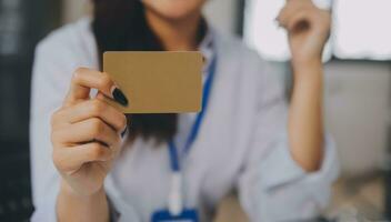 mujer participación crédito tarjeta y utilizando teléfonos inteligentes a casa.online compras, Internet bancario, Tienda en línea, pago, gasto dinero, comercio electrónico pago a el almacenar, crédito tarjeta, concepto foto