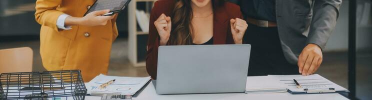 grupo de jóvenes empresarios asiáticos del equipo de negocios creativos compañeros de trabajo en el cargo felices de tener éxito en el trabajo en equipo de la asociación celebrando el logro y el concepto de éxito. foto