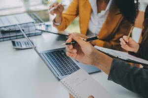 grupo de jóvenes empresarios asiáticos del equipo de negocios creativos compañeros de trabajo en el cargo felices de tener éxito en el trabajo en equipo de la asociación celebrando el logro y el concepto de éxito. foto