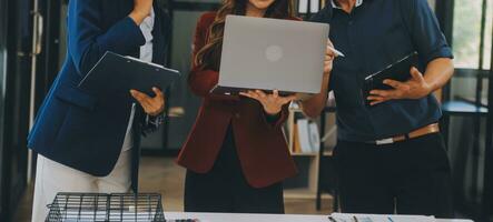 grupo de jóvenes empresarios asiáticos del equipo de negocios creativos compañeros de trabajo en el cargo felices de tener éxito en el trabajo en equipo de la asociación celebrando el logro y el concepto de éxito. foto