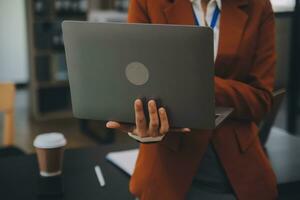 empresario empresario asiático y mujer de negocios discutiendo un nuevo proyecto de negocios en tableta en una reunión moderna en una oficina moderna, concepto casual de negocios asiáticos. foto