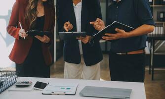 grupo de jóvenes empresarios asiáticos del equipo de negocios creativos compañeros de trabajo en el cargo felices de tener éxito en el trabajo en equipo de la asociación celebrando el logro y el concepto de éxito. foto