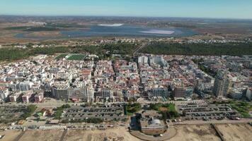 de praia e urbano paisagem, monte gordo, Portugal. aéreo video