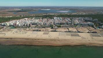 strand och urban landskap, Monte gordo, portugal. antenn video