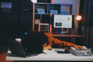 asiático mujer trabajo excesivo y dormir en el mesa después ella sensación muy prueba.depresión y ansiedad.chino oficina niña dormido después lata no encontrar datos y solución a hacer su informe.adicto al trabajo gente. foto