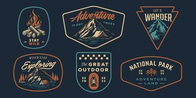 montaña aventuras hipster logotipos conjunto de Clásico al aire libre montañas verano acampar insignias o parches vector emblema diseños genial para camisas, sellos, pegatinas logos y etiquetas.