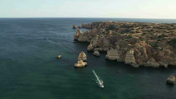 Ponta da piedade in Lagos, in Portugal. verbijsterend natuur landschap video