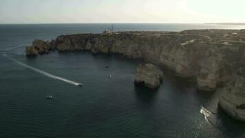 ponta da piedad en lagos, en Portugal. maravilloso naturaleza paisaje video