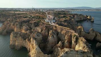 Ponta da piedade dans lagos, dans le Portugal. étourdissant la nature paysage video