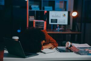 asiático mujer trabajo excesivo y dormir en el mesa después ella sensación muy prueba.depresión y ansiedad.chino oficina niña dormido después lata no encontrar datos y solución a hacer su informe.adicto al trabajo gente. foto