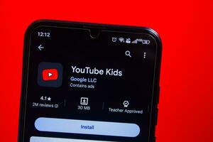 afyonkarahisar, pavo, diciembre 20, 2023. Youtube niños androide solicitud desplegado en teléfono inteligente pantalla. foto