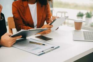 mujer de negocios o contadora que trabaja en inversiones financieras en calculadora, cálculo, análisis de negocios y crecimiento de marketing en gráficos de datos de documentos financieros, contabilidad, concepto económico y comercial. foto