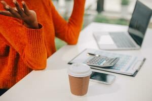 mujer de negocios o contadora que trabaja en inversiones financieras en calculadora, cálculo, análisis de negocios y crecimiento de marketing en gráficos de datos de documentos financieros, contabilidad, concepto económico y comercial. foto