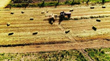 trattore Lavorando nel il agricoltura campo aereo Visualizza video