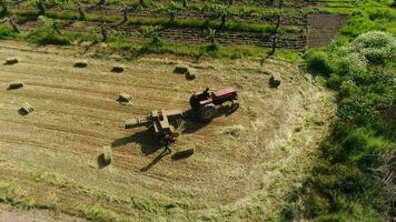 tracteur travail dans le agriculture champ aérien vue video