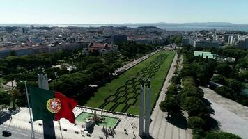 stor portugal flagga vinka på de eduardo vii parkera. Lissabon, portugal video