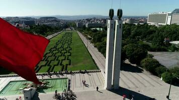 grande Portugal bandera ondulación en el eduardo viii parque. Lisboa, Portugal video