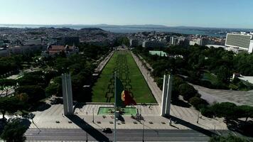 Portugal bandera ondulación en el eduardo viii parque. Lisboa, Portugal video