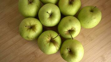 groen appels draait in houten achtergrond video