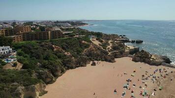 zumbido Disparo de playa albufeira, algarve. video