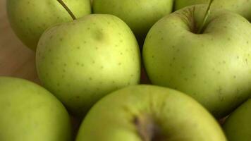 grön äpplen roterar i trä- bakgrund video