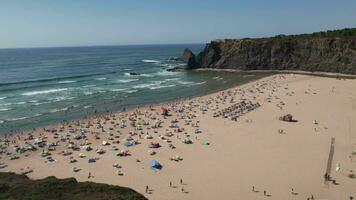 aéreo vídeo rodaje por zumbido de mar bahía y playa cerca el pueblo de odeceixe alentejo Portugal video