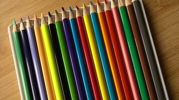 coloré des crayons dans une rangée video