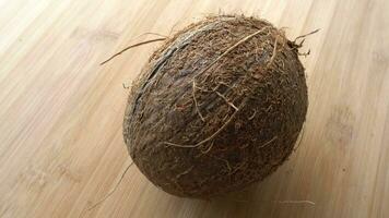 kokosnoot in hout achtergrond draait video