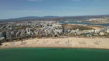 praia da Rocha e urbano paesaggio, Portimao, Portogallo. aereo video