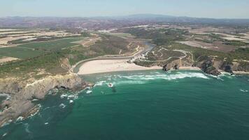 aéreo vídeo filmando de zangão do mar baía e de praia perto a Vila do odeceixe alentejo Portugal video