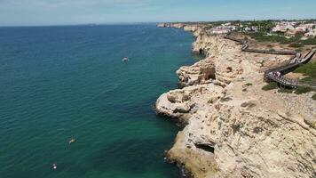 gångbroar i carvoeiro, algarve, portugal video