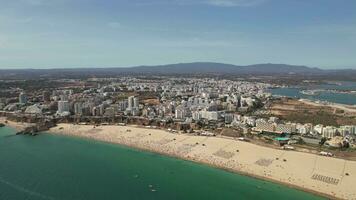 praia da rocha och urban landskap, portimao, portugal. antenn video