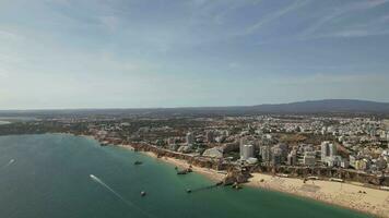 praia da Rocha e urbano paesaggio, Portimao, Portogallo. aereo video