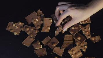 femme main prend pièce de Chocolat de une bouquet de Chocolat pièces video