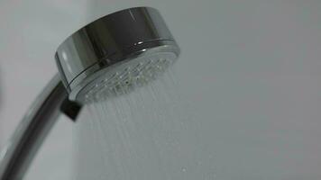 douche hoofd in badkamer met water druppels stromend. water druppels in de douche hoofd video