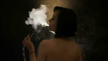 hermoso, desnudo mujer de fumar narguile. atractivo niña de fumar sazonado tabaco video