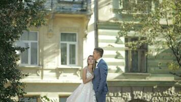 mariage couple. charmant jeune marié et la mariée. content famille. homme et femme dans l'amour video