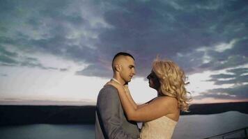 jeunes mariés couple sur une Montagne près rivière. le coucher du soleil. jeune marié et la mariée video