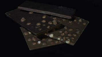 donker chocola blokken met noten details langzaam detailopname macro. chocola bars video