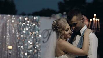 Boda Pareja. encantador novio y novia. contento familia. hombre y mujer en amor video